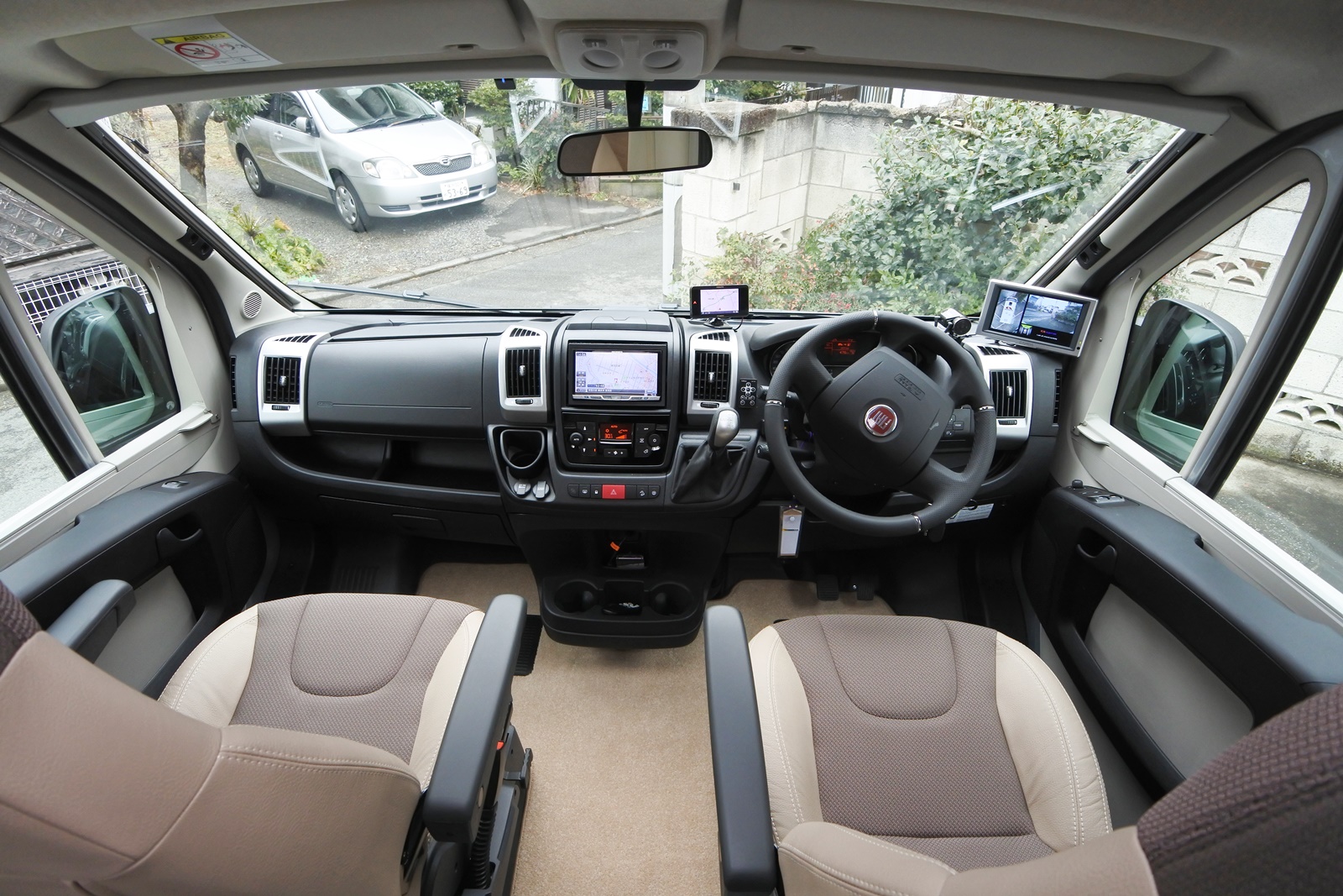 アドリア コンパクト SP／ADRIA Compact SP の運転席・助手席