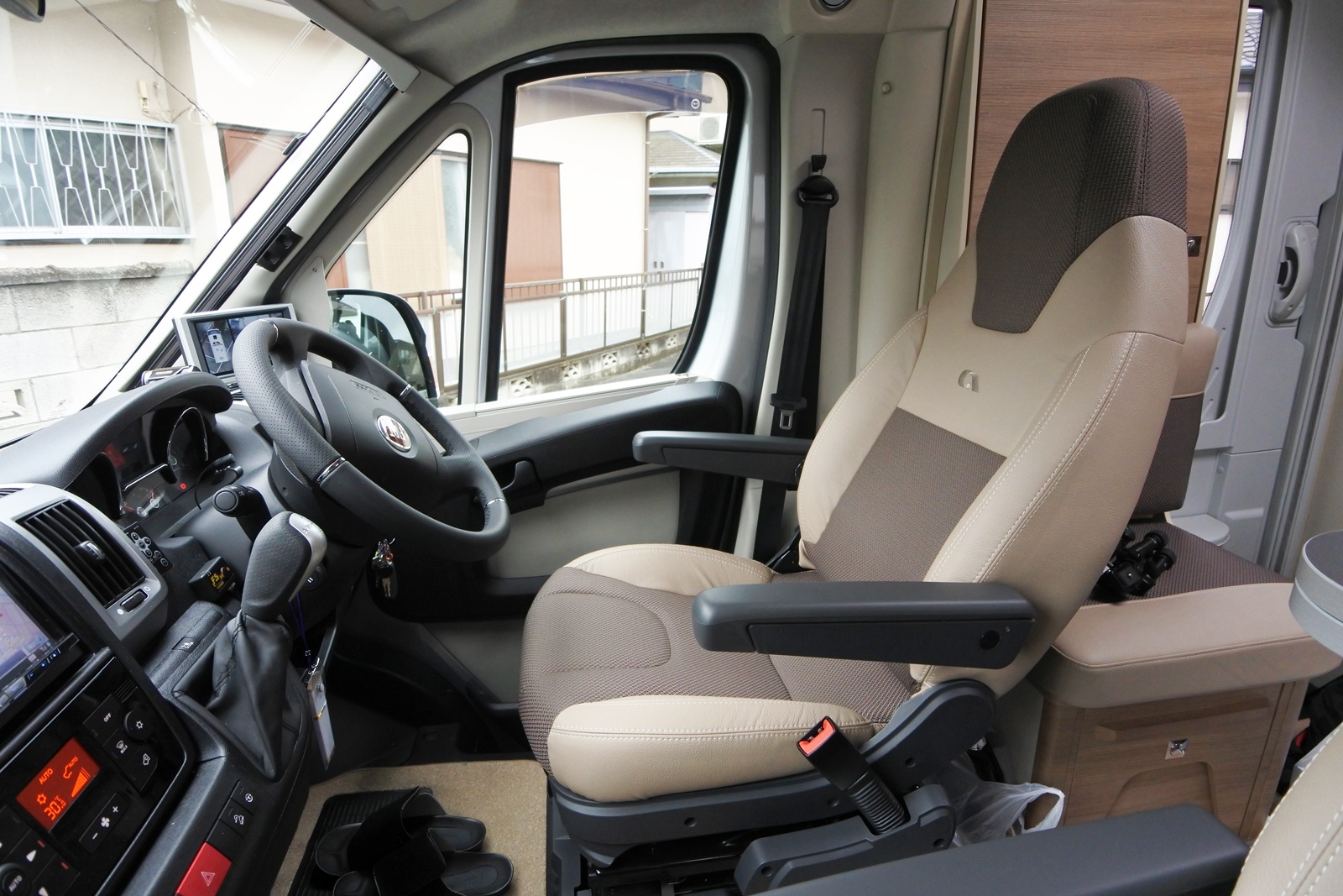 アドリア コンパクト SP／ADRIA Compact SP の運転席・助手席