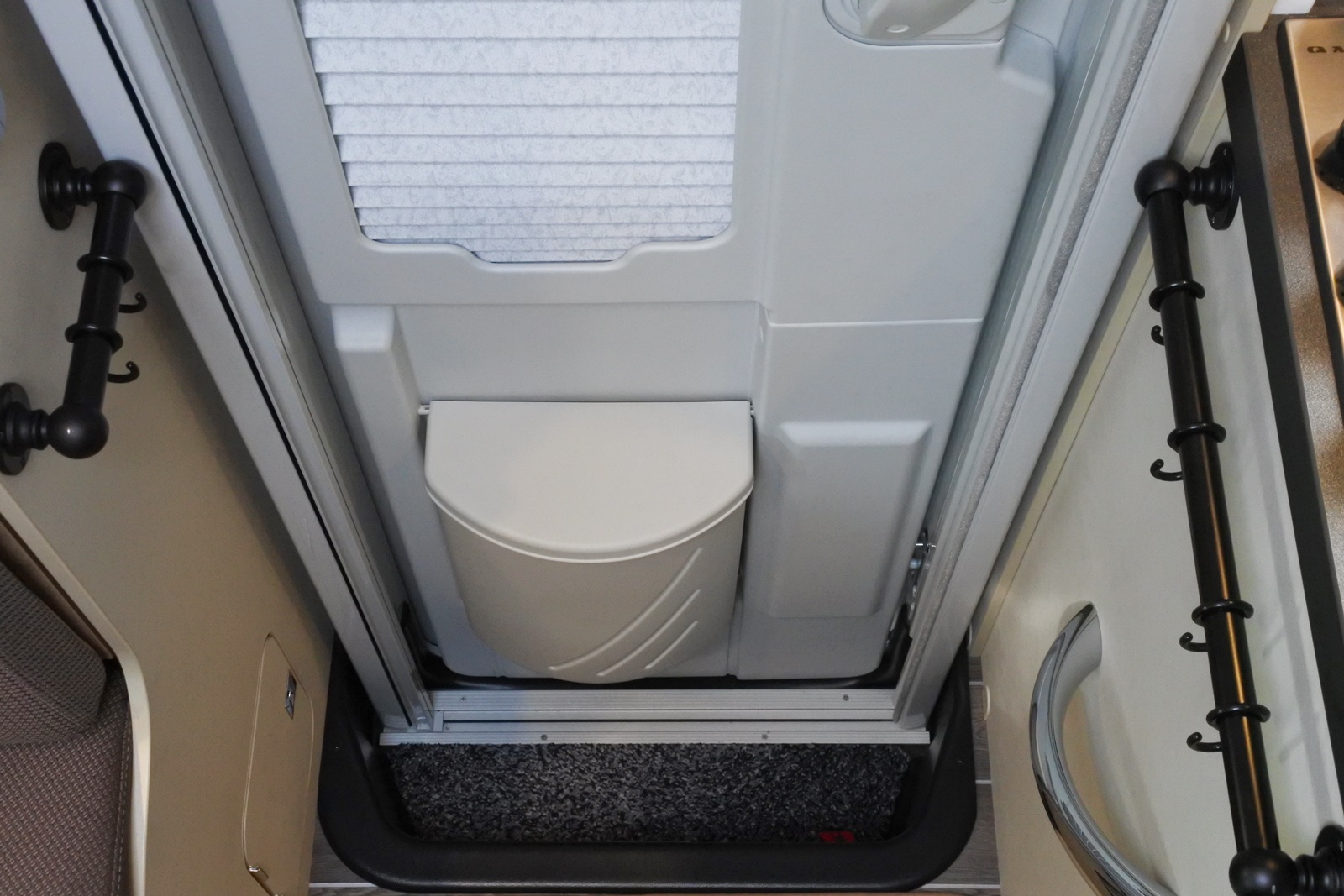 アドリア コンパクト プラス SP/ADRIA Compact PLUS SP のエントランス手摺り
