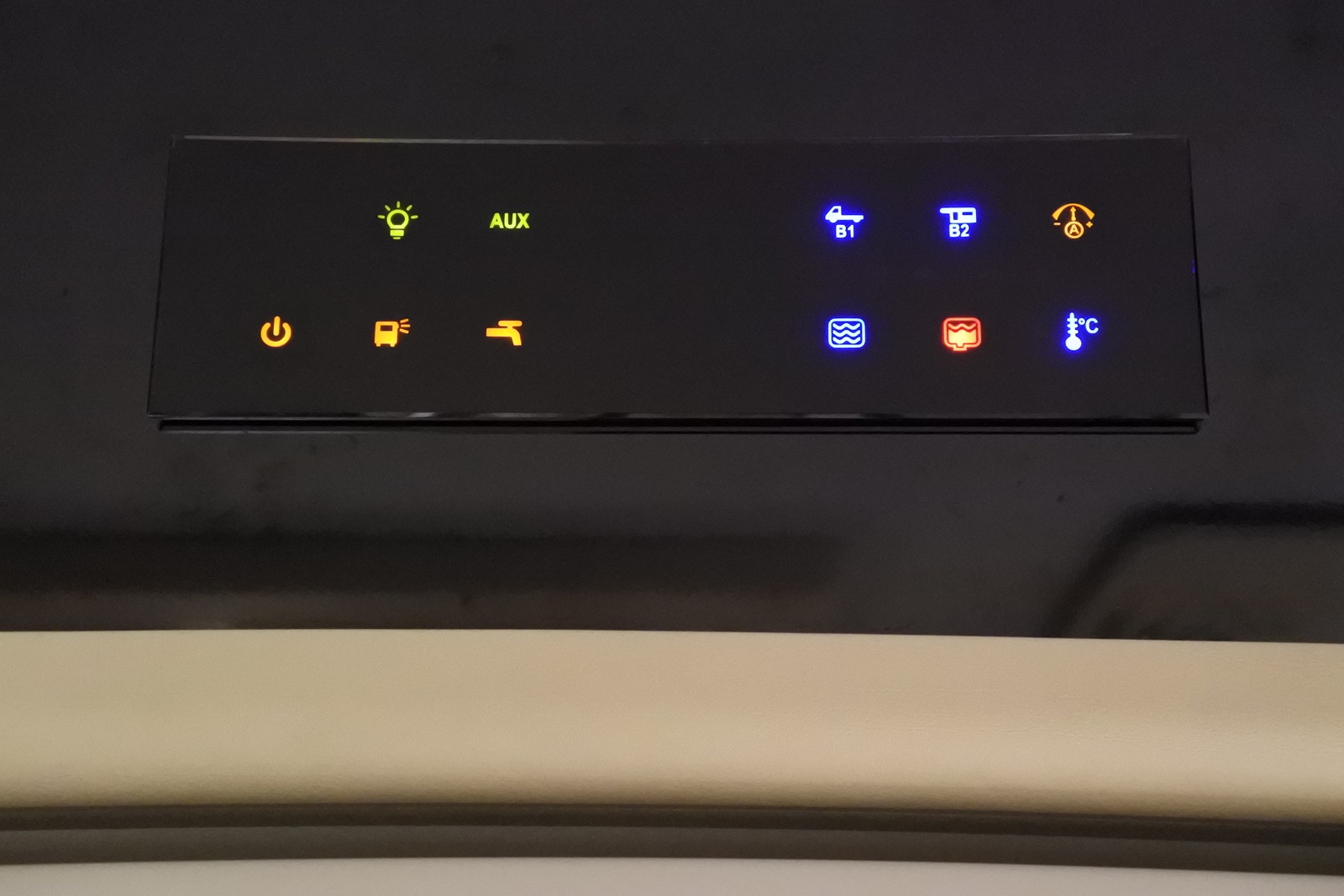 アドリア コンパクト プラス SP/ADRIA Compact PLUS SP のコントロールパネル