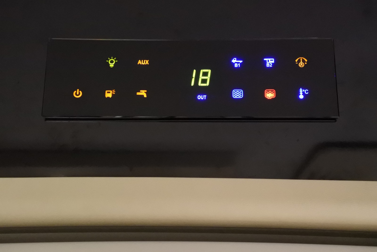 アドリア コンパクト プラス SP/ADRIA Compact PLUS SP のコントロールパネル